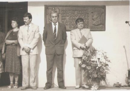 1988 Zmiana Dyr I Nadanie Szkole Sztandaru W Obecności Wicekuratora I.Foryńskiego